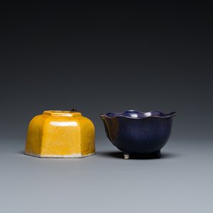 A Chinese yellow-glazed biscuit brush washer and an aubergine-glazed water dropper, Kangxi — 照片 4