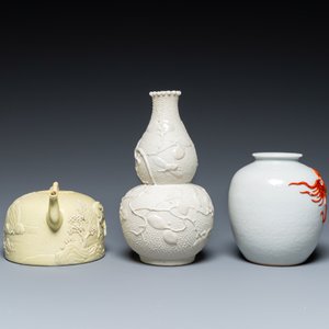 A Chinese yellow-glazed biscuit teapot, a white-glazed biscuit double gourd vase and an iron-red 'phoenix' jar, 20th C. — photo 3