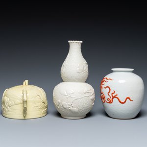 A Chinese yellow-glazed biscuit teapot, a white-glazed biscuit double gourd vase and an iron-red 'phoenix' jar, 20th C. — photo 5