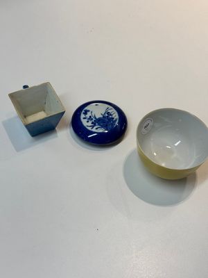 A Chinese yellow-glazed bowl, a robin's egg-glazed square cup and a powder-blue-ground seal paste box, 19/20th C. — foto 1