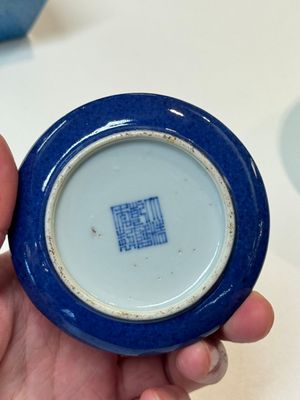 A Chinese yellow-glazed bowl, a robin's egg-glazed square cup and a powder-blue-ground seal paste box, 19/20th C. — foto 11