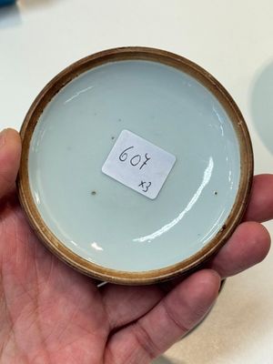 A Chinese yellow-glazed bowl, a robin's egg-glazed square cup and a powder-blue-ground seal paste box, 19/20th C. — foto 12
