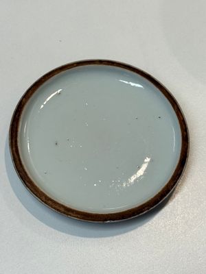 A Chinese yellow-glazed bowl, a robin's egg-glazed square cup and a powder-blue-ground seal paste box, 19/20th C. — foto 13