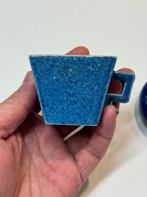 A Chinese yellow-glazed bowl, a robin's egg-glazed square cup and a powder-blue-ground seal paste box, 19/20th C. — foto 14