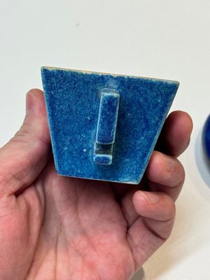 A Chinese yellow-glazed bowl, a robin's egg-glazed square cup and a powder-blue-ground seal paste box, 19/20th C. — foto 15