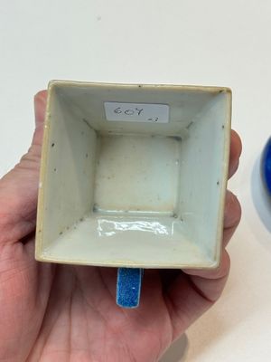 A Chinese yellow-glazed bowl, a robin's egg-glazed square cup and a powder-blue-ground seal paste box, 19/20th C. — foto 16