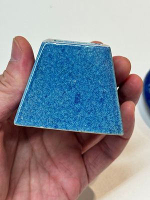 A Chinese yellow-glazed bowl, a robin's egg-glazed square cup and a powder-blue-ground seal paste box, 19/20th C. — foto 17