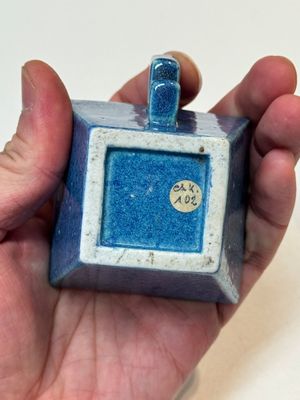 A Chinese yellow-glazed bowl, a robin's egg-glazed square cup and a powder-blue-ground seal paste box, 19/20th C. — foto 18