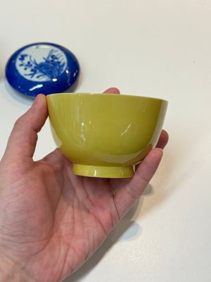 A Chinese yellow-glazed bowl, a robin's egg-glazed square cup and a powder-blue-ground seal paste box, 19/20th C. — foto 2