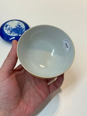 A Chinese yellow-glazed bowl, a robin's egg-glazed square cup and a powder-blue-ground seal paste box, 19/20th C. — foto 3
