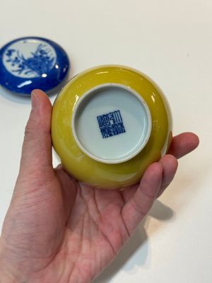 A Chinese yellow-glazed bowl, a robin's egg-glazed square cup and a powder-blue-ground seal paste box, 19/20th C. — foto 4