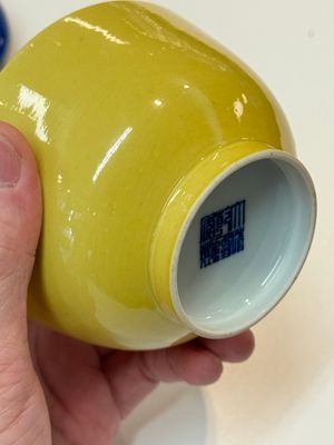 A Chinese yellow-glazed bowl, a robin's egg-glazed square cup and a powder-blue-ground seal paste box, 19/20th C. — foto 7