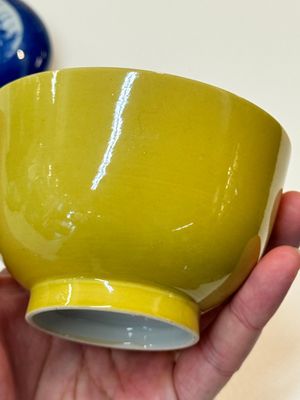 A Chinese yellow-glazed bowl, a robin's egg-glazed square cup and a powder-blue-ground seal paste box, 19/20th C. — foto 8