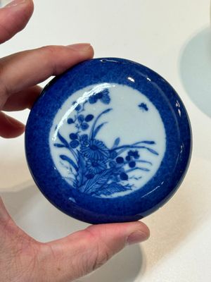 A Chinese yellow-glazed bowl, a robin's egg-glazed square cup and a powder-blue-ground seal paste box, 19/20th C. — foto 9