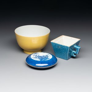 A Chinese yellow-glazed bowl, a robin's egg-glazed square cup and a powder-blue-ground seal paste box, 19/20th C. — foto 1