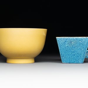 A Chinese yellow-glazed bowl, a robin's egg-glazed square cup and a powder-blue-ground seal paste box, 19/20th C. — foto 2