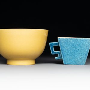 A Chinese yellow-glazed bowl, a robin's egg-glazed square cup and a powder-blue-ground seal paste box, 19/20th C. — foto 3