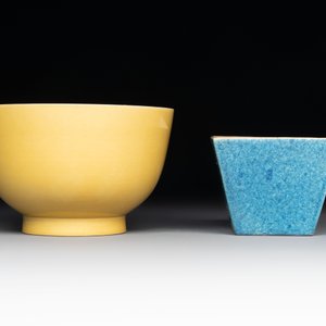 A Chinese yellow-glazed bowl, a robin's egg-glazed square cup and a powder-blue-ground seal paste box, 19/20th C. — foto 4