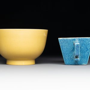 A Chinese yellow-glazed bowl, a robin's egg-glazed square cup and a powder-blue-ground seal paste box, 19/20th C. — foto 5