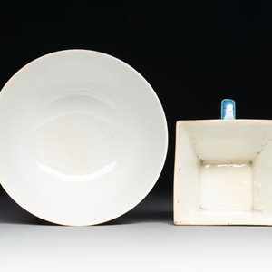 A Chinese yellow-glazed bowl, a robin's egg-glazed square cup and a powder-blue-ground seal paste box, 19/20th C. — foto 6