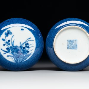 A Chinese yellow-glazed bowl, a robin's egg-glazed square cup and a powder-blue-ground seal paste box, 19/20th C. — foto 8