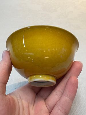 A Chinese yellow-glazed bowl and a sancai-glazed conical bowl, Chenghua mark, 19/20th C. — foto 12