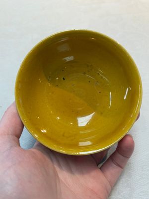 A Chinese yellow-glazed bowl and a sancai-glazed conical bowl, Chenghua mark, 19/20th C. — foto 13