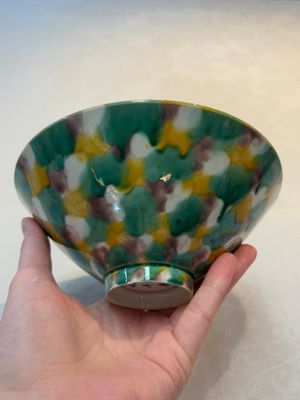 A Chinese yellow-glazed bowl and a sancai-glazed conical bowl, Chenghua mark, 19/20th C. — foto 3