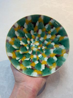 A Chinese yellow-glazed bowl and a sancai-glazed conical bowl, Chenghua mark, 19/20th C. — foto 6