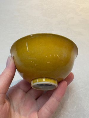 A Chinese yellow-glazed bowl and a sancai-glazed conical bowl, Chenghua mark, 19/20th C. — foto 9