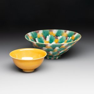 A Chinese yellow-glazed bowl and a sancai-glazed conical bowl, Chenghua mark, 19/20th C. — foto 1