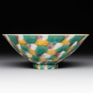 A Chinese yellow-glazed bowl and a sancai-glazed conical bowl, Chenghua mark, 19/20th C. — foto 2
