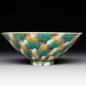 A Chinese yellow-glazed bowl and a sancai-glazed conical bowl, Chenghua mark, 19/20th C. — foto 3