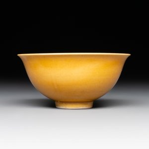 A Chinese yellow-glazed bowl and a sancai-glazed conical bowl, Chenghua mark, 19/20th C. — foto 7