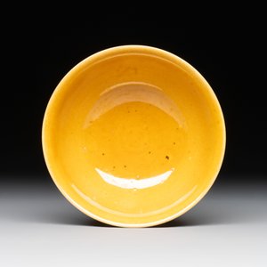 A Chinese yellow-glazed bowl and a sancai-glazed conical bowl, Chenghua mark, 19/20th C. — foto 8