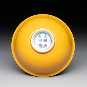 A Chinese yellow-glazed bowl and a sancai-glazed conical bowl, Chenghua mark, 19/20th C. — foto 9