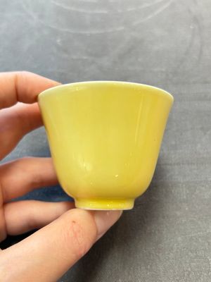 A Chinese yellow-glazed cup, Kangxi mark and of the period — 照片 1