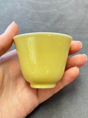 A Chinese yellow-glazed cup, Kangxi mark and of the period — 照片 2