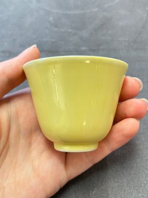 A Chinese yellow-glazed cup, Kangxi mark and of the period — 照片 3
