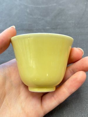 A Chinese yellow-glazed cup, Kangxi mark and of the period — 照片 4