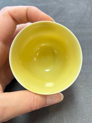A Chinese yellow-glazed cup, Kangxi mark and of the period — 照片 5