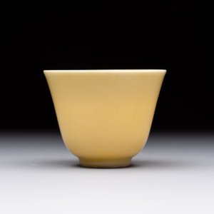 A Chinese yellow-glazed cup, Kangxi mark and of the period — 照片 1
