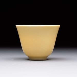 A Chinese yellow-glazed cup, Kangxi mark and of the period — 照片 2