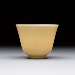 A Chinese yellow-glazed cup, Kangxi mark and of the period — 照片 3