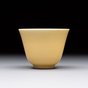 A Chinese yellow-glazed cup, Kangxi mark and of the period — 照片 4