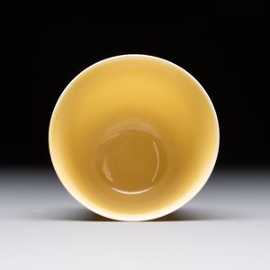 A Chinese yellow-glazed cup, Kangxi mark and of the period — 照片 5