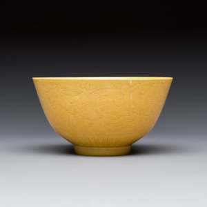 A Chinese yellow-glazed incised 'Dragon and Phoenix' bowl, Xianfeng mark and of the period — photo 3