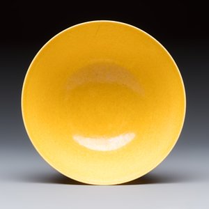 A Chinese yellow-glazed incised 'Dragon and Phoenix' bowl, Xianfeng mark and of the period — photo 6