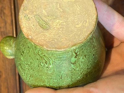 A Chinese yellow-glazed marbled covered box and a green-glazed marbled ewer, Tang/Song — 照片 10