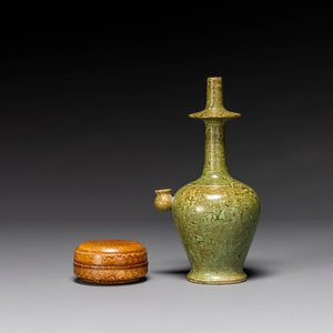 A Chinese yellow-glazed marbled covered box and a green-glazed marbled ewer, Tang/Song — 照片 1